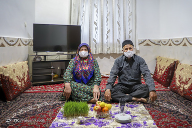نوروز ۹۹ فرا رسید و کرونا همچنان مهمان نا خوانده مردم است و اکثر مردم با ماسک سر سفره عید خود حاضر شدند ویروسی که دید و بازدیدها  را از نوروز گرفت. برخی هم جاهای خالی سفره‌های خود را با قاب عکس عزیزان از دست رفته پر کرده‌اند تا نوروزی متفاوت را تجربه کرده باشند.