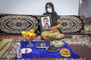 نوروز ۹۹ فرا رسید و کرونا همچنان مهمان نا خوانده مردم است و اکثر مردم با ماسک سر سفره عید خود حاضر شدند ویروسی که دید و بازدیدها  را از نوروز گرفت. برخی هم جاهای خالی سفره‌های خود را با قاب عکس عزیزان از دست رفته پر کرده‌اند تا نوروزی متفاوت را تجربه کرده باشند.