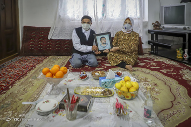 نوروز ۹۹ فرا رسید و کرونا همچنان مهمان نا خوانده مردم است و اکثر مردم با ماسک سر سفره عید خود حاضر شدند ویروسی که دید و بازدیدها  را از نوروز گرفت. برخی هم جاهای خالی سفره‌های خود را با قاب عکس عزیزان از دست رفته پر کرده‌اند تا نوروزی متفاوت را تجربه کرده باشند.
