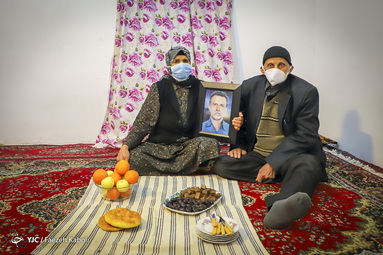 نوروز ۹۹ فرا رسید و کرونا همچنان مهمان نا خوانده مردم است و اکثر مردم با ماسک سر سفره عید خود حاضر شدند ویروسی که دید و بازدیدها  را از نوروز گرفت. برخی هم جاهای خالی سفره‌های خود را با قاب عکس عزیزان از دست رفته پر کرده‌اند تا نوروزی متفاوت را تجربه کرده باشند.