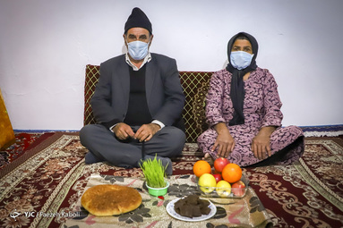 نوروز ۹۹ فرا رسید و کرونا همچنان مهمان نا خوانده مردم است و اکثر مردم با ماسک سر سفره عید خود حاضر شدند ویروسی که دید و بازدیدها  را از نوروز گرفت. برخی هم جاهای خالی سفره‌های خود را با قاب عکس عزیزان از دست رفته پر کرده‌اند تا نوروزی متفاوت را تجربه کرده باشند.