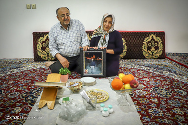 نوروز ۹۹ فرا رسید و کرونا همچنان مهمان نا خوانده مردم است و اکثر مردم با ماسک سر سفره عید خود حاضر شدند ویروسی که دید و بازدیدها  را از نوروز گرفت. برخی هم جاهای خالی سفره‌های خود را با قاب عکس عزیزان از دست رفته پر کرده‌اند تا نوروزی متفاوت را تجربه کرده باشند.