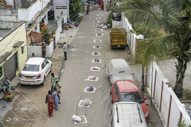 دریافت برنج رایگان توسط یک فروشگاه دولتی در حین تعطیلی در سراسر کشور در حیدرآباد ، هند