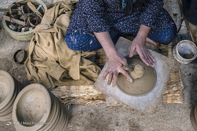در ابتدا مقداری گل برای به دست آمدن شکل کلی ظروف سفالی روی چرخ قرار می گیرد