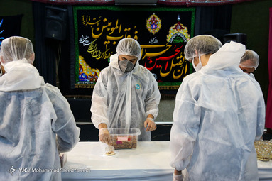 گروه جهادی حضرت اقدام به تهیه و تولید روزانه ۲ هزار بسته معجون عسل مغز جهت بیماران بیمارستان‌های تهران کرده است