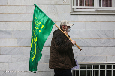 فعالیت کارناوال ظهور در محله خیابان ایران توسط عده ای از جوانان بسیجی با پخش هدایای فرهنگی و مداحی در ایام فاصله گیری اجتماعی کرونا