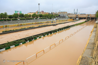 جاری شدن سیلاب در رودخانه قم