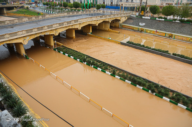 جاری شدن سیلاب در رودخانه قم