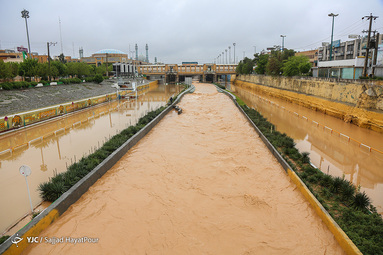 جاری شدن سیلاب در رودخانه قم