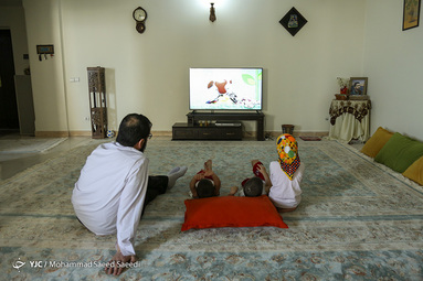 ابراهیم سبحانی به همراه فرزندان خود، محمدعلی، محمدهادی و زینب در حال تماشای کارتون می باشند