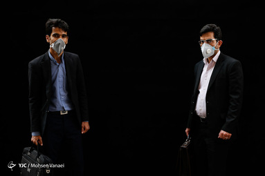 ماسک هایی برای کرونا؛ دوکارمند با رعایت فاصله اجتماعی