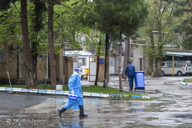 پرسنل و پرستاران بیمارستان 22 بهمن نیشابور در حال تلاش شبانه روزی و در خط مقدم مبارزه با ویروس کرونا هستند.