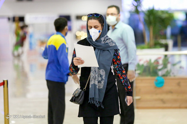 فرودگاه و بندر کیش با شرایط خاص پذیرای مسافران به جزیره کیش شده‌اند. مسافران با پر کردن فرم‌های تعهد قرنطینه 14 روزه خانگی  و پس از گذشت این زمان مجاز به حضور در معابر عمومی کیش می‌شوند