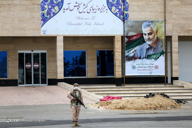 فرودگاه و بندر کیش با شرایط خاص پذیرای مسافران به جزیره کیش شده‌اند. مسافران با پر کردن فرم‌های تعهد قرنطینه 14 روزه خانگی  و پس از گذشت این زمان مجاز به حضور در معابر عمومی کیش می‌شوند