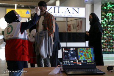 فرودگاه و بندر کیش با شرایط خاص پذیرای مسافران به جزیره کیش شده‌اند. مسافران با پر کردن فرم‌های تعهد قرنطینه 14 روزه خانگی  و پس از گذشت این زمان مجاز به حضور در معابر عمومی کیش می‌شوند