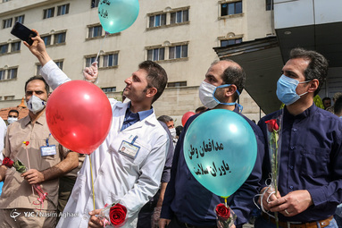 مراسم تجلیل از مدافعان سلامت و کادر بهداشت و درمان بیمارستان امام رضا (ع) ارتش