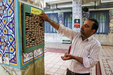 با حلول ماه مبارک رمضان میهمانان این ماه عزیز با غبار روبی و ضدعفونی کردن مساجد به استقبال آن رفتند