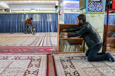 با حلول ماه مبارک رمضان میهمانان این ماه عزیز با غبار روبی و ضدعفونی کردن مساجد به استقبال آن رفتند