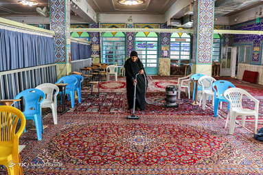 با حلول ماه مبارک رمضان میهمانان این ماه عزیز با غبار روبی و ضدعفونی کردن مساجد به استقبال آن رفتند