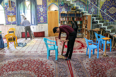 با حلول ماه مبارک رمضان میهمانان این ماه عزیز با غبار روبی و ضدعفونی کردن مساجد به استقبال آن رفتند