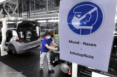 یک پلاکارد به کارگران توصیه می کند تا از دهان و بینی خود در خط تولید مدل برقی Volkswagen ID.3 در زویکائو ، آلمان  محافظت کنند ، زیرا شیوع بیماری کروناویروس همچنان ادامه دارد