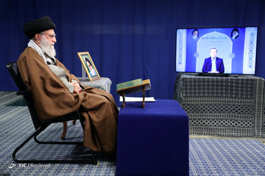 محفل نورانی انس با قرآن کریم، با حضور رهبر انقلاب اسلامی و از طریق ارتباط تصویری با چند تن از قاریان ممتاز کشور در مصلای امام خمینی(ره) برگزار شد