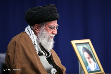 محفل نورانی انس با قرآن کریم، با حضور رهبر انقلاب اسلامی و از طریق ارتباط تصویری با چند تن از قاریان ممتاز کشور در مصلای امام خمینی(ره) برگزار شد
