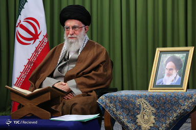 محفل نورانی انس با قرآن کریم، با حضور رهبر انقلاب اسلامی و از طریق ارتباط تصویری با چند تن از قاریان ممتاز کشور در مصلای امام خمینی(ره) برگزار شد