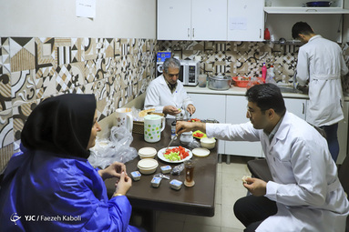 کادر درمانی بیمارستان‌ شهید نبوی درحین خدمت به استقبال میهمانی خدا رفته و اولین روز این ماه را در بیمارستان افطار می‌کنند