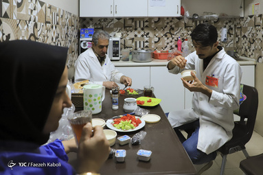کادر درمانی بیمارستان‌ شهید نبوی درحین خدمت به استقبال میهمانی خدا رفته و اولین روز این ماه را در بیمارستان افطار می‌کنند