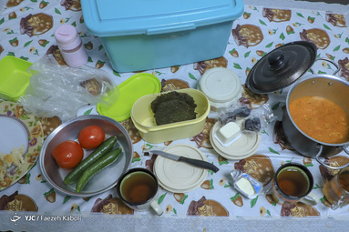 کادر درمانی بیمارستان‌ شهید نبوی درحین خدمت به استقبال میهمانی خدا رفته و اولین روز این ماه را در بیمارستان افطار می‌کنند