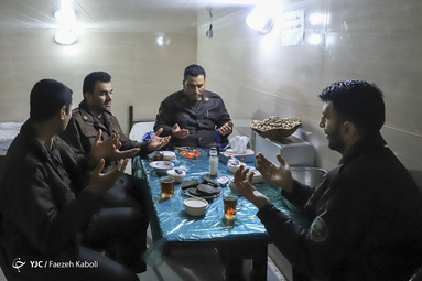 کادر درمانی بیمارستان‌ شهید نبوی درحین خدمت به استقبال میهمانی خدا رفته و اولین روز این ماه را در بیمارستان افطار می‌کنند
