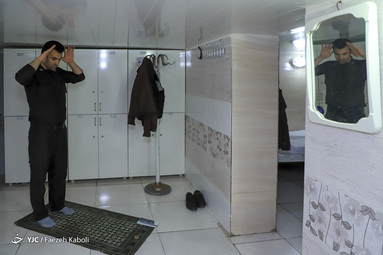 کادر درمانی بیمارستان‌ شهید نبوی درحین خدمت به استقبال میهمانی خدا رفته و اولین روز این ماه را در بیمارستان افطار می‌کنند
