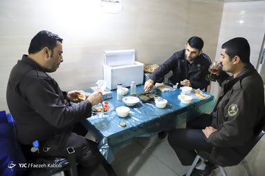 کادر درمانی بیمارستان‌ شهید نبوی درحین خدمت به استقبال میهمانی خدا رفته و اولین روز این ماه را در بیمارستان افطار می‌کنند