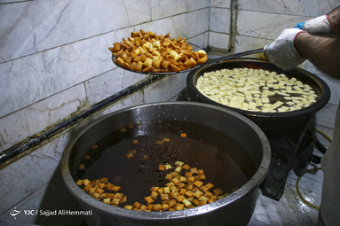 زولبیا و بامیه یکی از شیرینی جات مخصوص و پرطرفدار سفره افطار در ماه رمضان است
