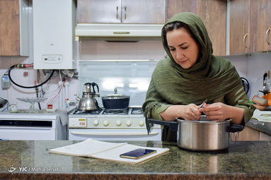 خانم نظری معلم ریاضی پایه تحصیلی دوره متوسطه اول و دوم شهر کرمان در حال انجام کارهای روزانه خود در منزل حین تدریس از طریق فضای مجازی