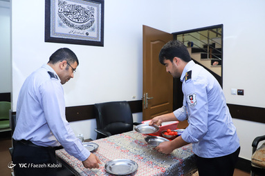 نیروهای ایستگاه 6 آتش نشانی گرگان در ماه مبارک رمضان مشغول خدمت رسانی می باشند