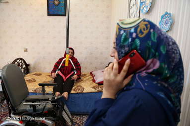 پریسا طاهری معلول هنرمند شهرضایی از 9 سالگی گرفتار معلولیت هردو پا شده، اما با هنر میناکاری و خلق آثار هنری و صنایع دستی بر معلولیت فائق آمده است