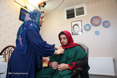 پریسا طاهری معلول هنرمند شهرضایی از 9 سالگی گرفتار معلولیت هردو پا شده، اما با هنر میناکاری و خلق آثار هنری و صنایع دستی بر معلولیت فائق آمده است