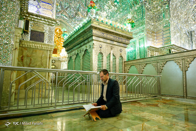 در ماه مبارک رمضان روزانه یک جزء قرآن کریم در حرم مطهر حضرت شاهچراغ قرائت شده و بصورت زنده از سیما پخش می‌شود
