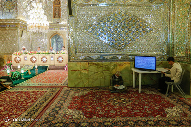 در ماه مبارک رمضان روزانه یک جزء قرآن کریم در حرم مطهر حضرت شاهچراغ قرائت شده و بصورت زنده از سیما پخش می‌شود