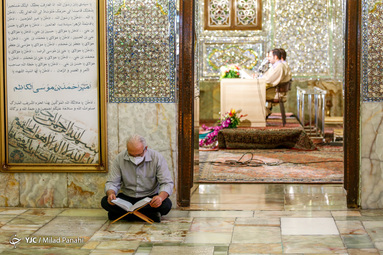 در ماه مبارک رمضان روزانه یک جزء قرآن کریم در حرم مطهر حضرت شاهچراغ قرائت شده و بصورت زنده از سیما پخش می‌شود