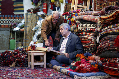 رفوگر، معجزه‌گری است که با دستان هنرمند و سحار خود به کالبد فرش‌های در حال نابودی روحی تازه می‌دهد و به آن‌ها جلوه‌ای تازه می‌بخشد. رفوی فرش از دیرباز در شیراز به خاطر وجود پیشینه‌ای دور و دراز که فارس در این هنر به جای گذاشته، دیده می‌شود.