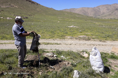 پویش پاکسازی زباله‌های حریم جاده روستای هزاوه