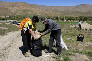 پویش پاکسازی زباله‌های حریم جاده روستای هزاوه