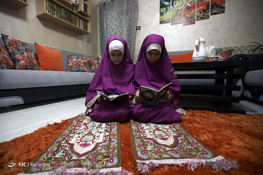 قرآن خواندن دختران مسلمان اردنی در ماه مبارک رمضان در خانه