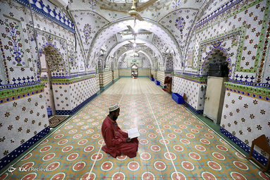 قرآن خواندن یک مسلمان در داکا، بنگلادش