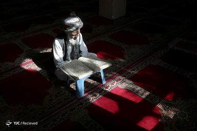 قرآن خواندن یک مرد افغانستانی در یک مسجد در کابل