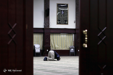 نماز خواندن یک مرد مسلمان در ماه رمضان در پترسون، نیوجرسی، ایالات متحده