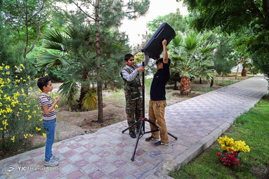 گروه جهادی صهبای نور با شیوع کرونا و قرنطینه  خانواده ها به محل زندگی آنان رفته و کودکان ونوجوانان را سرگرم می‌کنند.